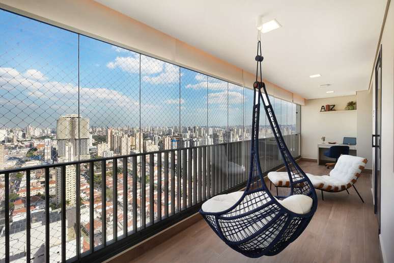 A poltrona suspensa precisa ser instalada em uma estrutura sólida para manter a segurança Projeto: Rosangela Pena Arquitetura |
