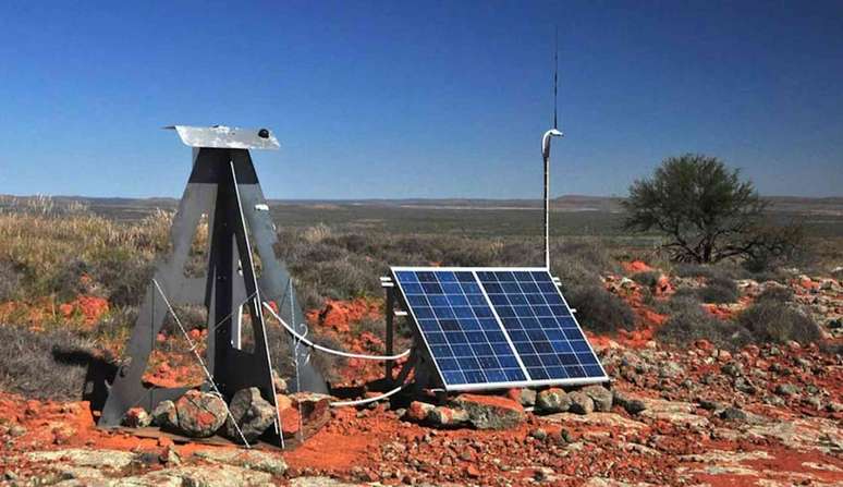 Um painel mecânico em um deserto na Austrália