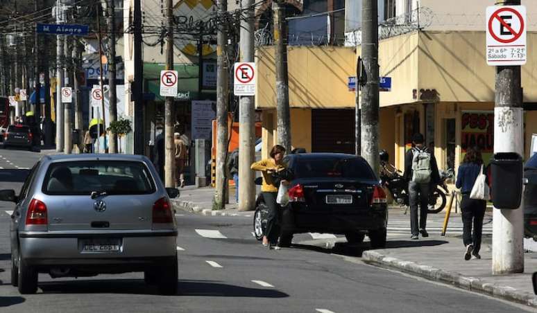 Estacionar em local proibido, ou em desacordo com as condições regulamentadas dá infração grave com direito do veículo ser guinchado
