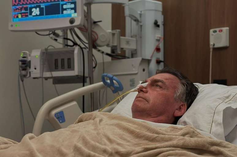 Bolsonaro publicou uma foto em agradecimento aos amigos após cirurgia