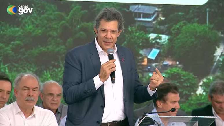 Haddad em evento ao lado do presidente Lula na região da Serra das Araras, na altura de Paracambi (RJ).