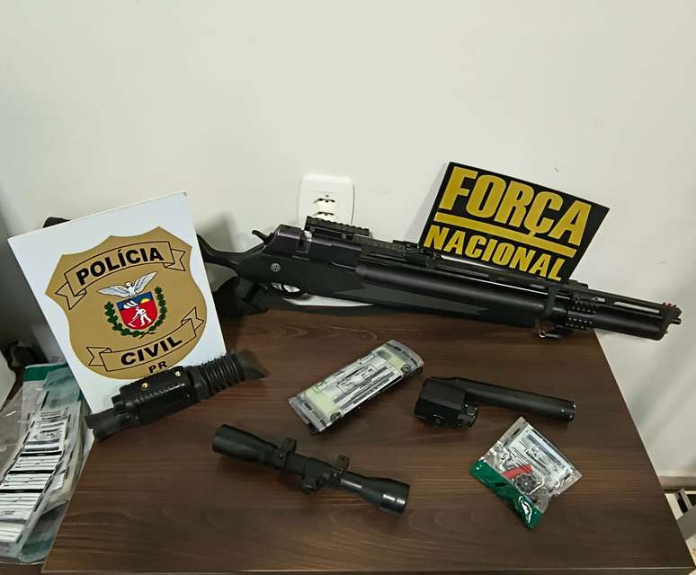 Objetos capturados pela PCPR após buscas e apreensões em endereços ligados ao suspeito