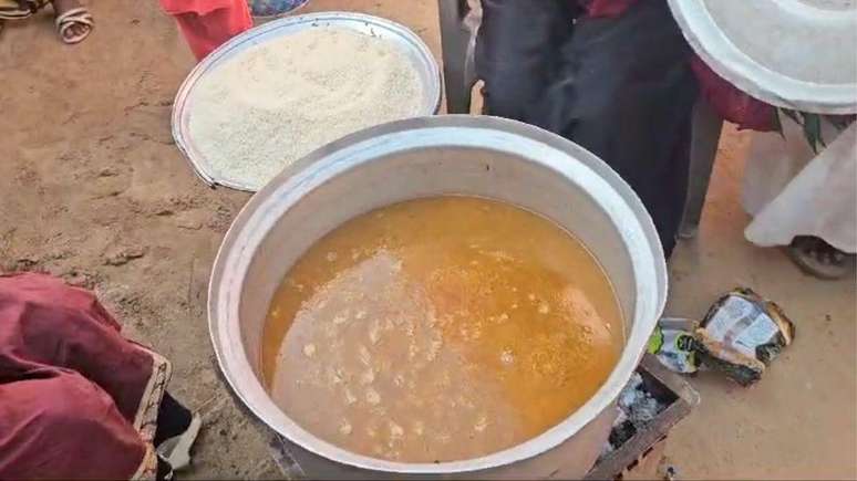 As refei&ccedil;&otilde;es que Manahel ajuda a preparar s&atilde;o, muitas vezes, o &uacute;nico alimento que as pessoas conseguem obter