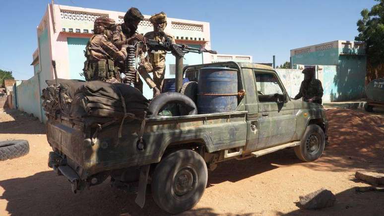 Unidades armadas das RSF patrulham as ruas de el-Geneina