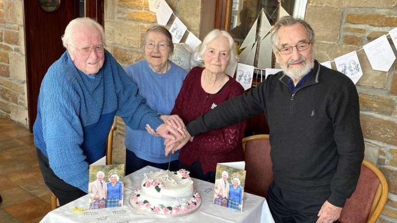 Leslie, Violet, Thelma e Tommy comemoraram juntos seus 70 anos de casados