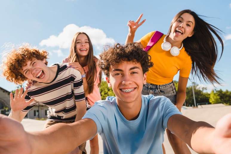 Por meio das amizades, os jovens se sentem compreendidos e criam vínculos que ajudam na construção da identidade 