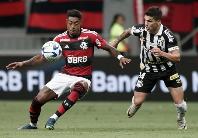 Bruno Henrique teria recebido cartão amarelo para beneficiar familiares em duelo com o Santos, pelo Brasileirão de 2023.