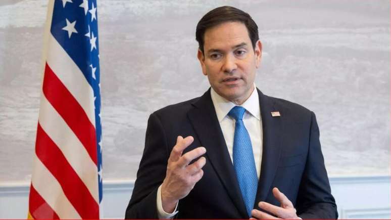 O Secretário de Estado dos EUA, Marco Rubio, no Aeroporto de Shannon, Irlanda, em 12 de março de 2025.