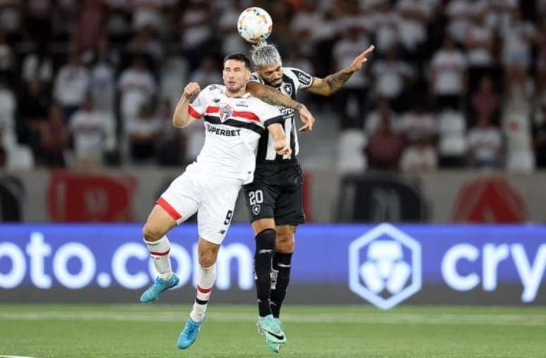 Calleri choca com Marlon Freitas no primeiro tempo –