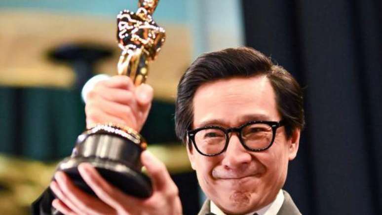 Ke Huy Quan fez sucesso como ator infantil, mas teve dificuldades para conseguir atuar na fase adulta. Ele ganhou um Oscar em 2024
