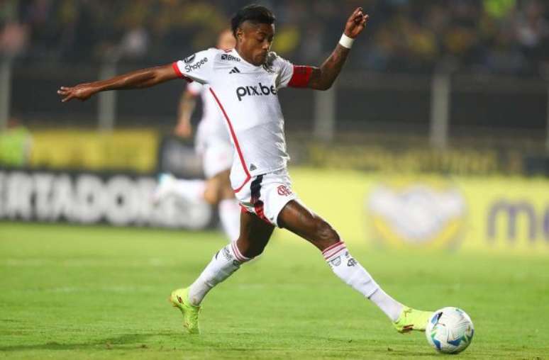 Gilvan de Souza/Flamengo - Legenda: Bruno Henrique forçou um terceiro amarelo diante do Santos, pelo Brasileirão de 2023