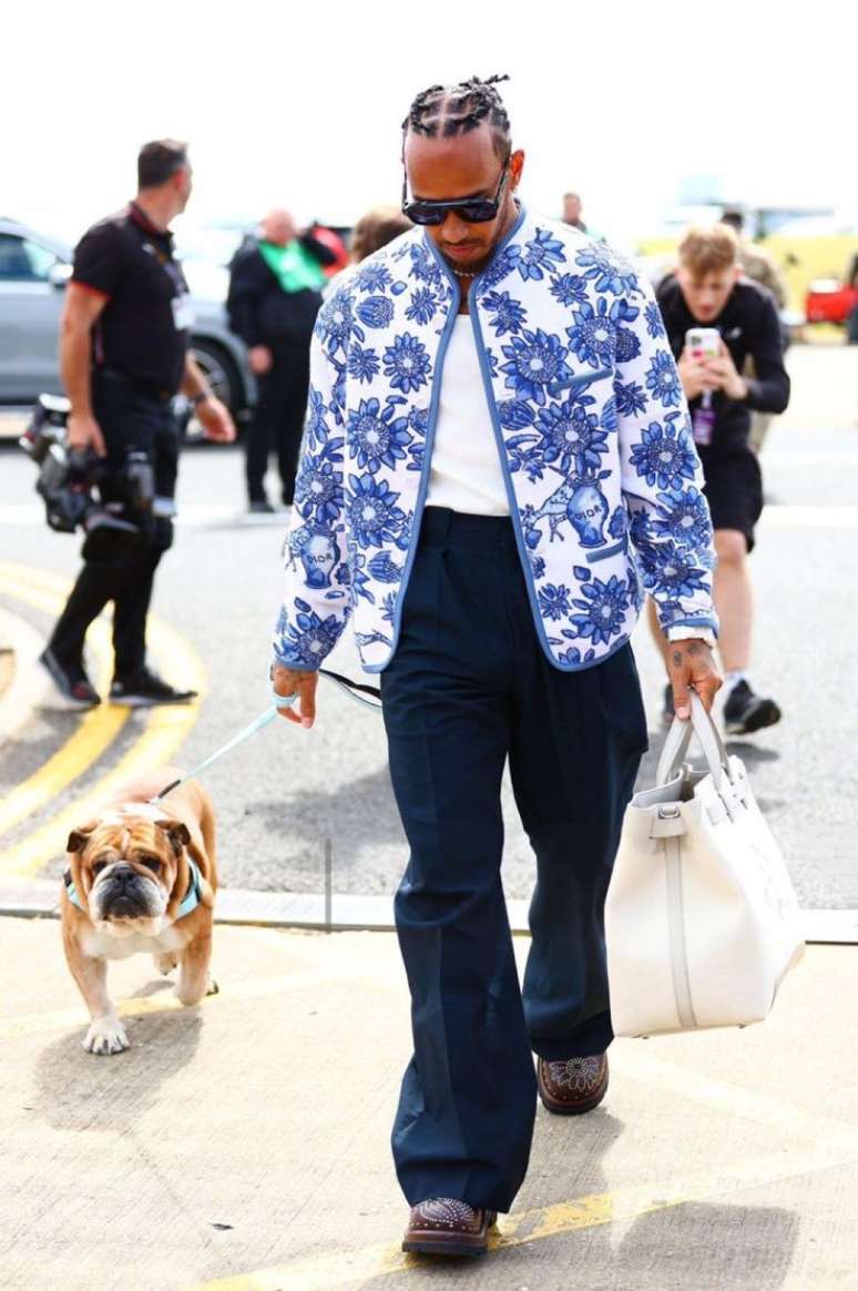 Lewis Hamilton e Roscoe no Paddock em Silverstone 2024