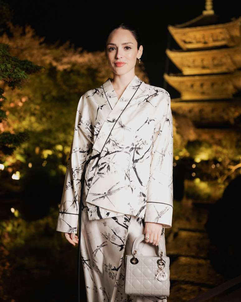Isabelle Drummond usa look inspirado no quimono 