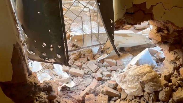 A casa de Mostafa foi atingida por um proj&eacute;til &mdash; e, posteriormente, saqueada