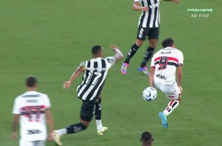 Calleri choca com Marlon Freitas no primeiro tempo –