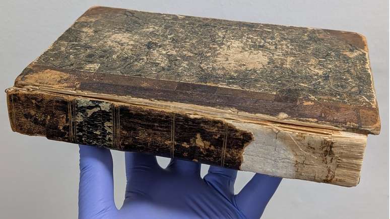 Livro feito com pele de assassino famoso do século XIX é encontrado em museu e exposto para visitantes