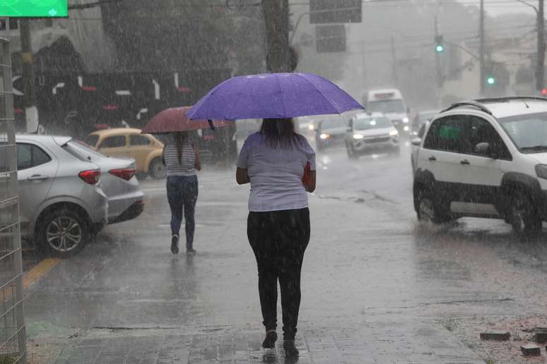 Pedestres enfrentam chuva na Avenida Brigadeiro Luiz Antônio, na região centro- sul da cidade de São Paulo. (10/03/2025)