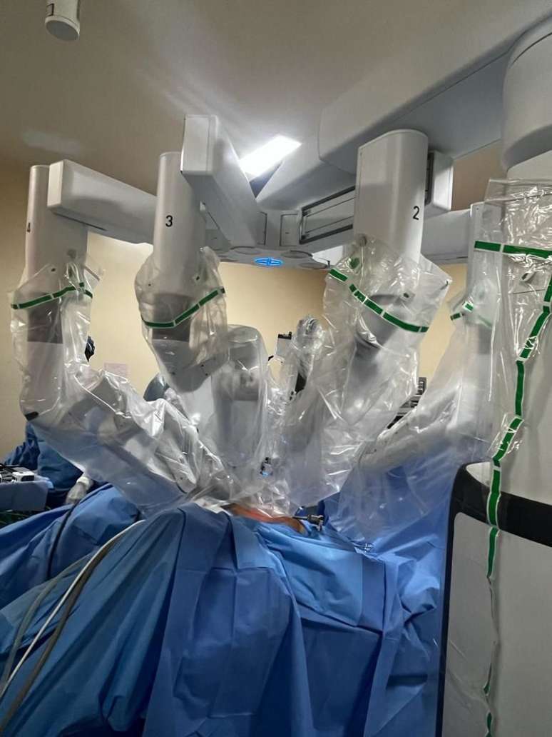 Sistema de Cirurgia Robótica Da Vinci, considerado o mais moderno do mercado, sendo utilizado no Hupe.