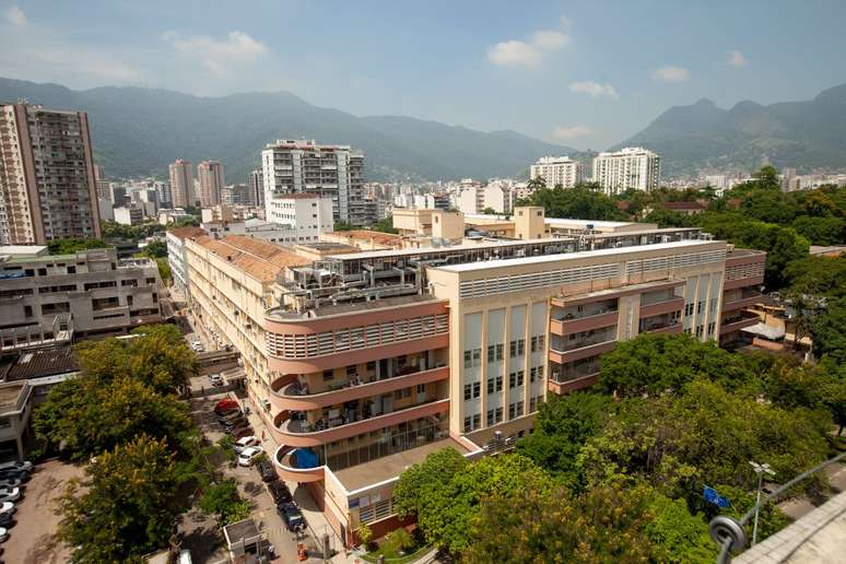 O Hospital fica em Vila Isabel, próximo a comunidades como Mangueira e Morro dos Macacos, e realiza, em média, duas cirurgias por dia.