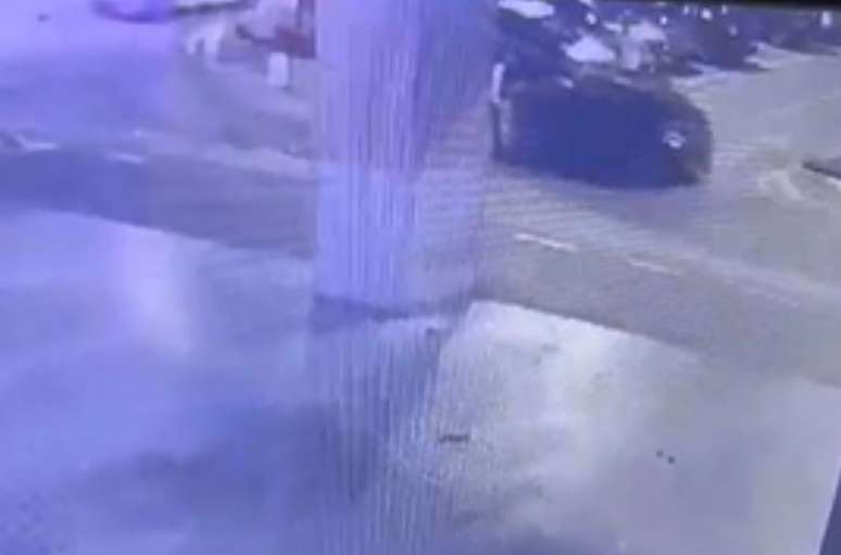 Suspeito atropela policial em estacionamento de shopping em SP