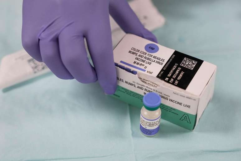 Caixa de ampolas para vacinação contra o sarampo oferecida pela Harris Public Health, no Texas, Estados Unidos (05/04/2025)