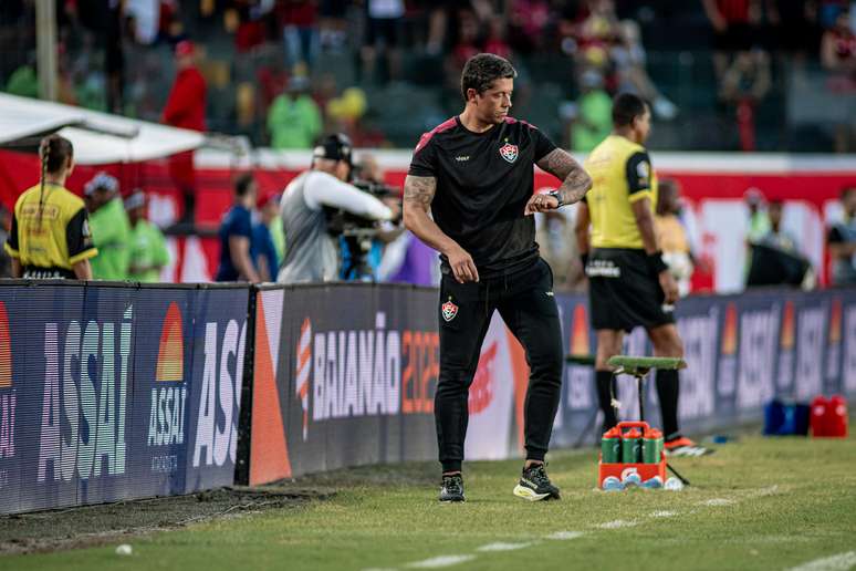 O técnico do Vitória, Thiago Carpini. 