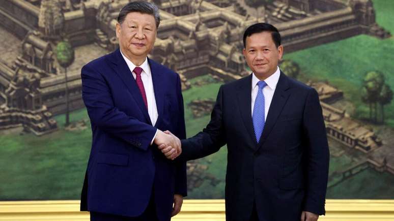 O primeiro-ministro do Camboja, Hun Manet, (à direita) e o presidente da China, Xi Jinping, assinaram 37 acordos no Palácio da Paz, em Phnom Penh, nesta quinta-feira, 17 de abril de 2025.
