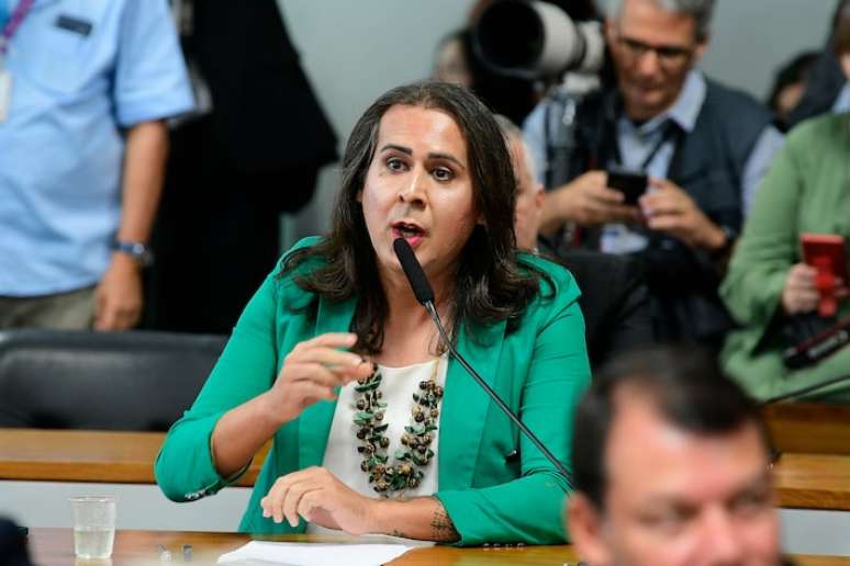 "Minha solidariedade a @ErikakHilton. Entramos juntas no Congresso Nacional e dividimos diversas trincheiras na luta contra a transfobia. A decisão do governo dos EUA é, sem rodeios, discriminatória", afirmou Duda