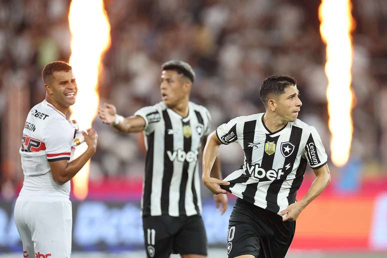 Savarino comemorando o primeiro gol do Botafogo. 