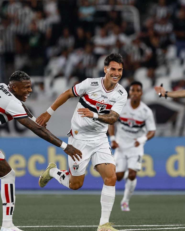 Ferreira comemorando o primeiro do S&atilde;o Paulo &ndash;