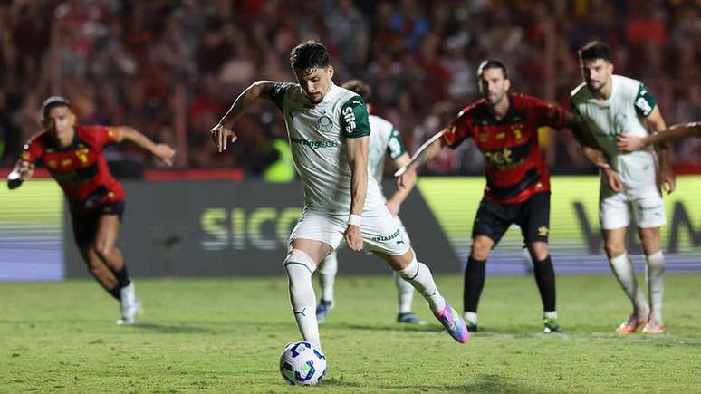 O jogador Joaquín Piquerez, da SE Palmeiras, cobra pênalti para marcar seu gol contra a equipe do Sport CR, durante partida válida pela segunda rodada, do Campeonato Brasileiro, Série A, no Estádio Ilha do Retiro. 