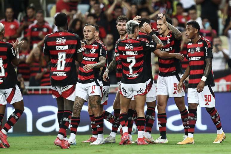Jogadores do Flamengo comemoram na goleada sobre o Juventude.