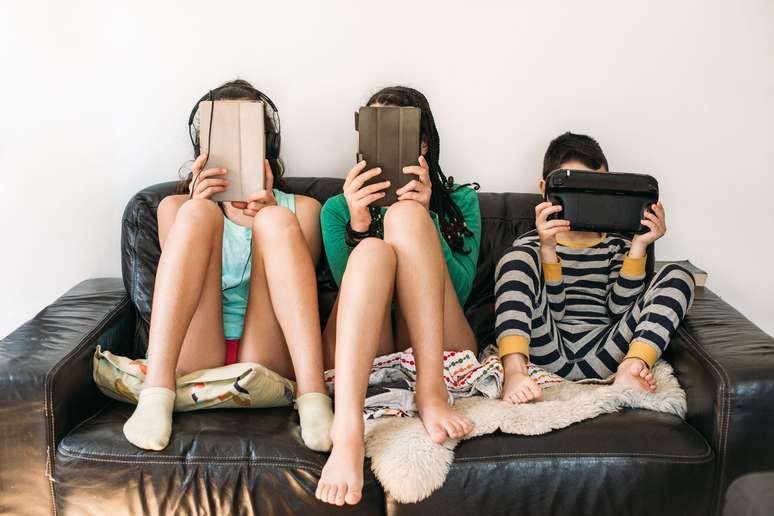 Adolescentes e crianças são os mais afetados pela manipulação emocional que as empresas usam para mantê-los conectados, diz o especialista
