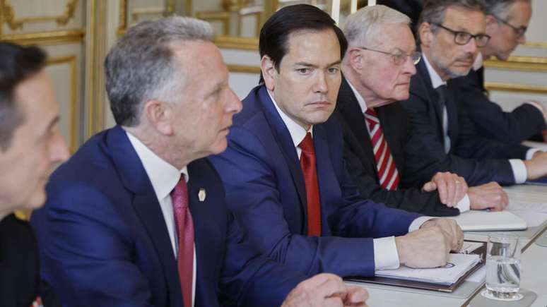 O enviado especial dos EUA, Steve Witkoff (centro à esquerda), e o secretário de Estado dos EUA, Marco Rubio (centro), encontram-se com as delegações ucraniana, alemã, britânica e francesa no Palácio do Eliseu, em Paris, quinta-feira, 17 de abril de 2025.