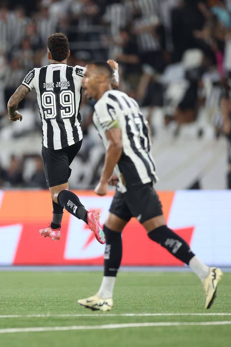 Igor Jesus comemorando o empate. 