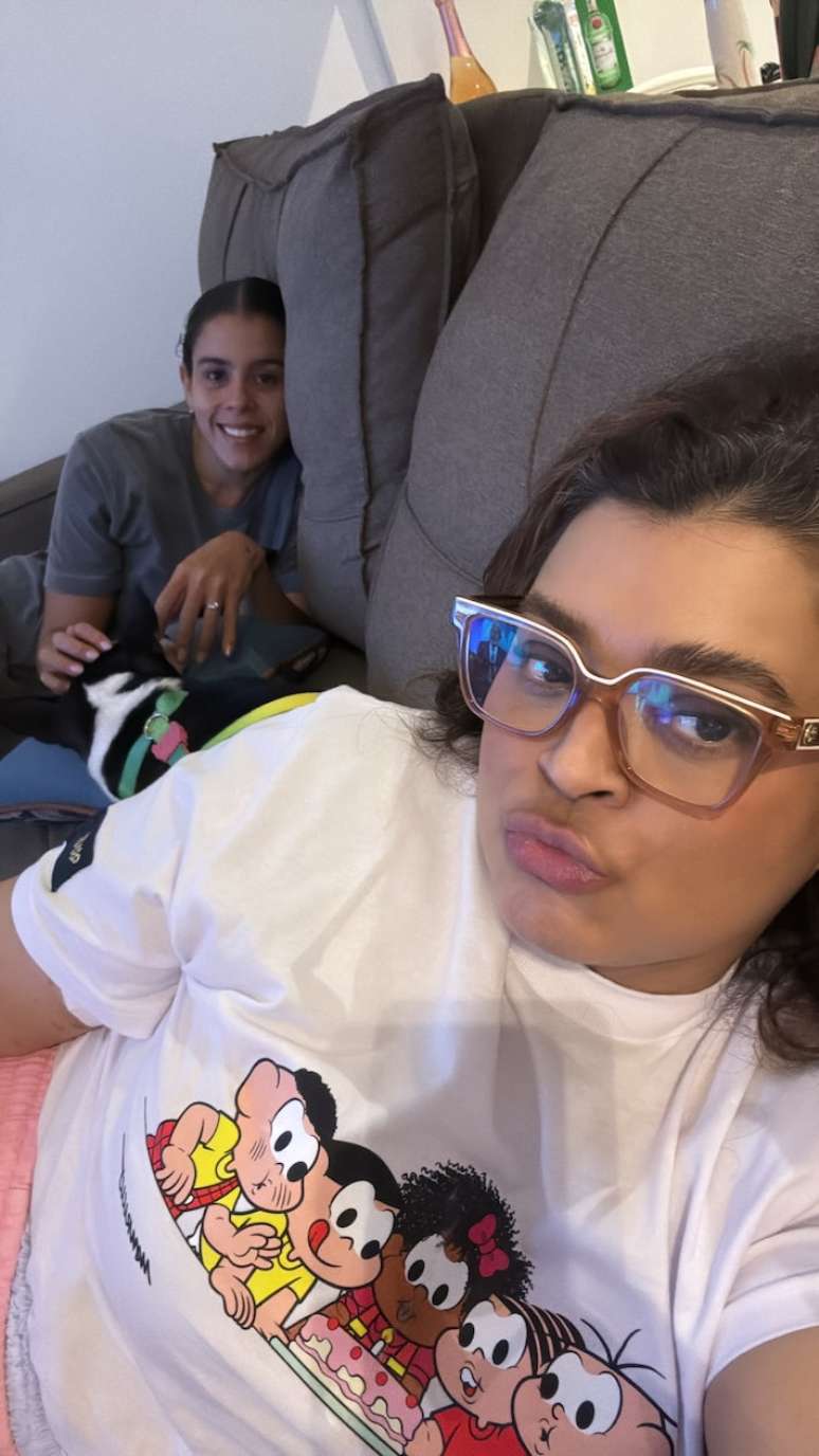 Preta Gil faz selfie em casa após 15 dias internada