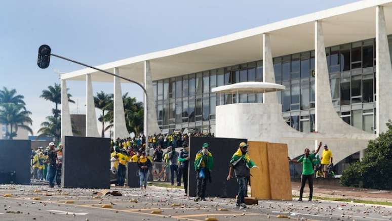 Assinaturas coletadas por apoiadores da anistia não garante que proposta tramite em regime de urgência