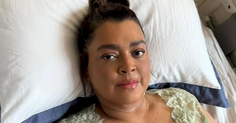 Em recupera&ccedil;&atilde;o, Preta Gil &eacute; vista em p&eacute; no quarto de hospital