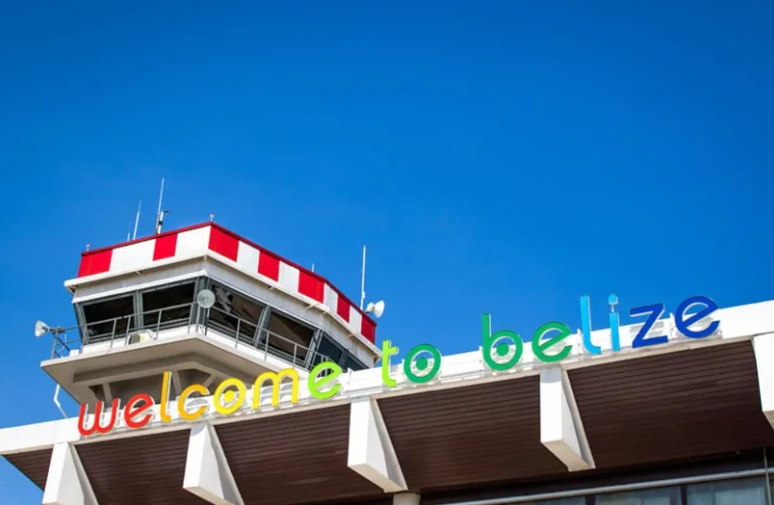 Torre de comando e prédio principal do aeroporto internacional de Belize City
