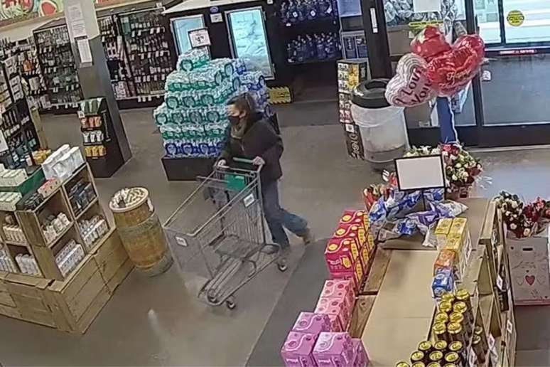 Câmeras de supermercado mostraram Betsy Arakawa, esposa de Gene Hackman, um dia antes da morte dela.