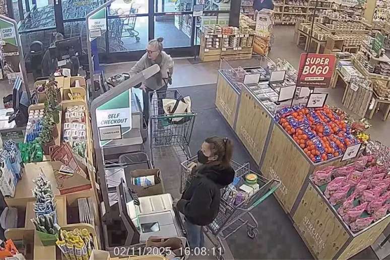 Câmeras de supermercado mostraram Betsy Arakawa, esposa de Gene Hackman, um dia antes da morte dela.