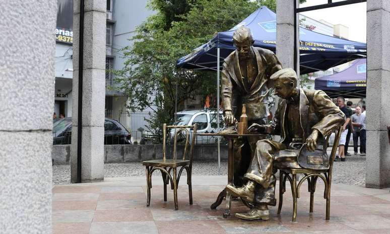 Estátua de Noel Rosa, um símbolo de Vila Isabel. Bairro boêmio tem toda a estrutura de classe média.