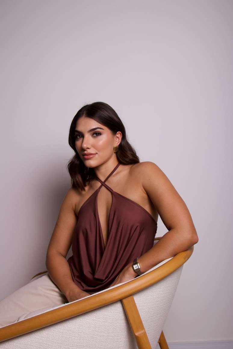 Blusa frente única com decote é uma das novidades da coleção Easter