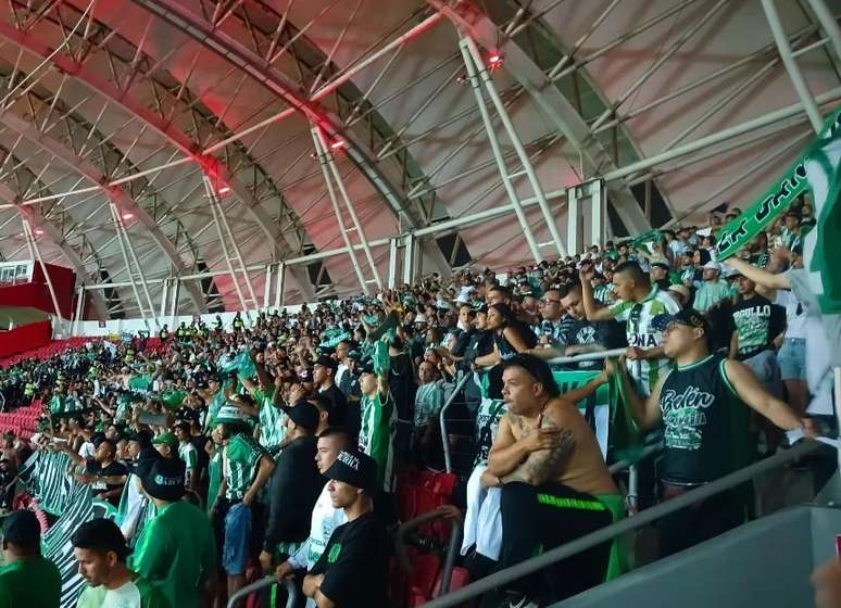 Torcedores do Atlético Nacional durante jogo em Porto Alegre