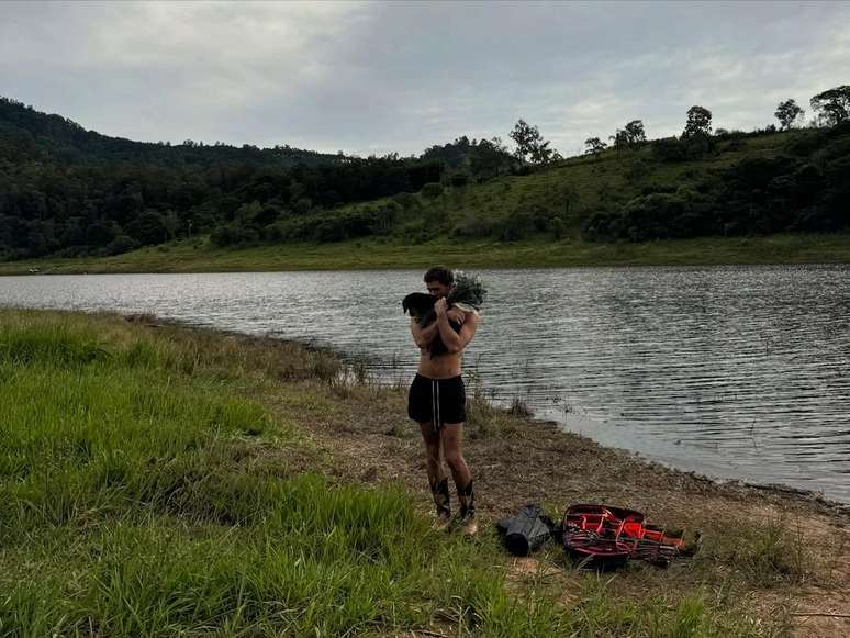 João Guilherme com o cachorro que adotou quando namorava Bruna Marquezine