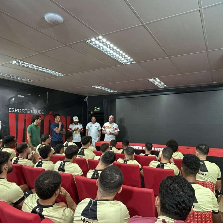 Reunião da torcida organizada do Vitória com staff do clube. 