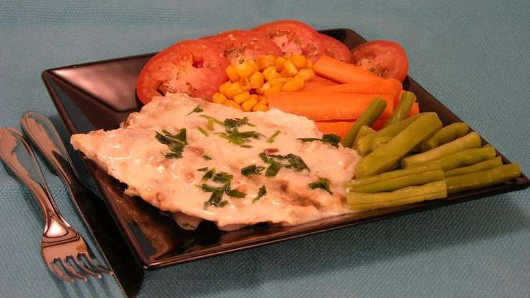 Peixe assado com creme de cebola &ndash; Foto: Gisele Tesser