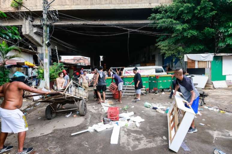 Moradores fazem barricada em entrada da Favela do Moinho após ação da PM