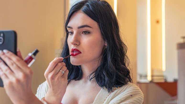 Conheça a tendência do blush nos lábios