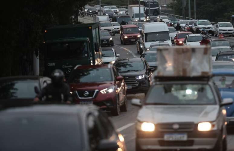 WS SÃO PAULO 11/04/2025 - CRATERA MARGINAL TRANSITO - CIDADES - Uma cratera se abriu na Marginal Tietê, sentido Castelo Branco, em São Paulo, nesta quinta-feira, 10. O asfalto cedeu 400 metros antes da Ponte Atílio Fontana, ocupando toda a pista e bloqueando a saída para a Rodovia dos Bandeirantes. Transito na Marginal sentido Castelo. FOTO:Werther Santana/Estadão